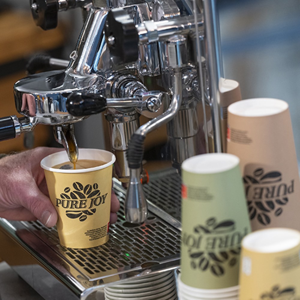 50 Trinkbecher, Pappe 0,5 l Ø 9 cm · 15 cm braun "Pure Joy"