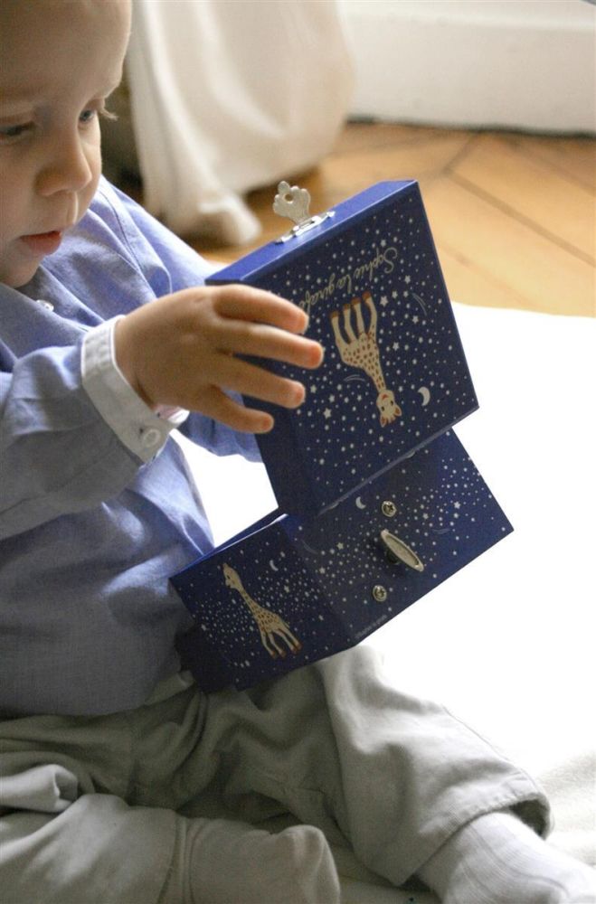 Phosphoreszierende Spieldose Sophie the Giraffe© Milky Way - Leuchtet in der Nacht